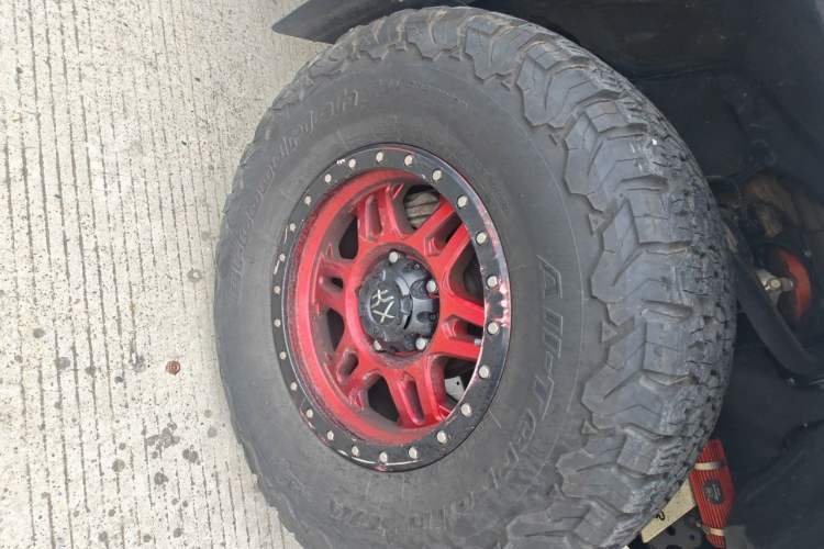 Used Toyota Tundra  Right Front Wheel Hub