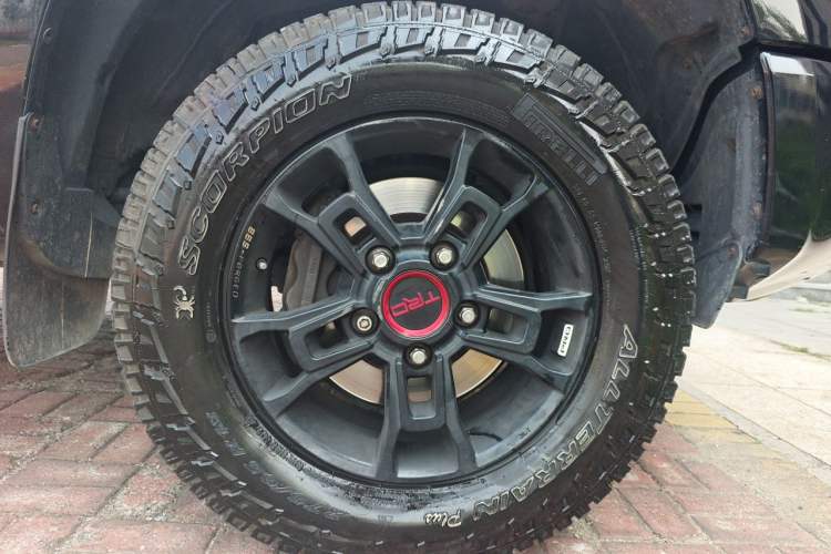 Used Toyota Tundra  Right Front Wheel Hub