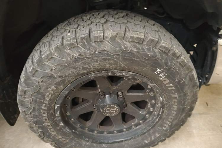 Used Toyota Tundra  Right Front Wheel Hub