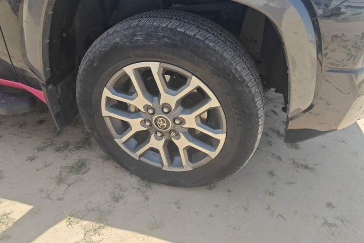 Used Toyota Tundra  Right Front Wheel Hub