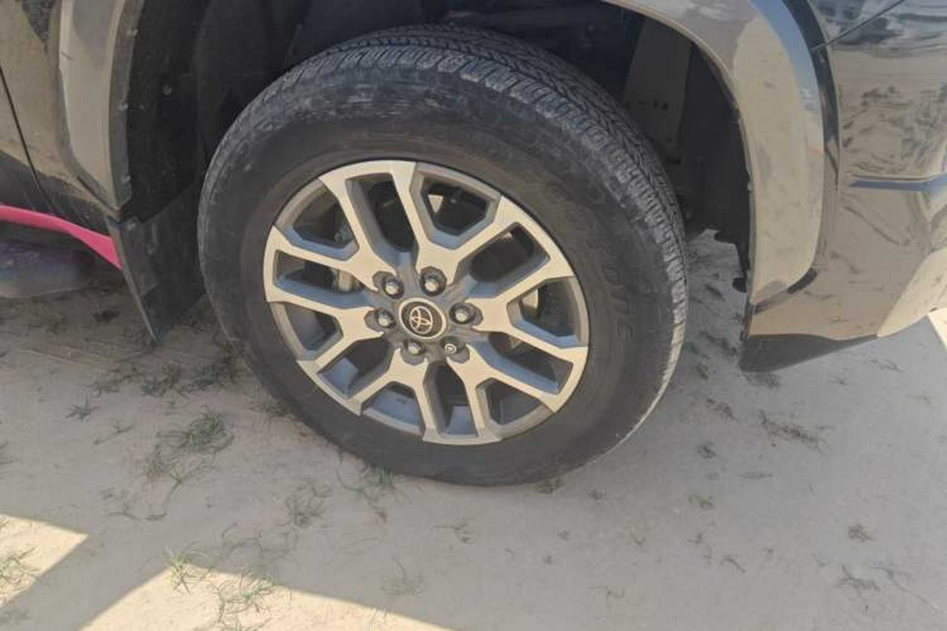 Used Toyota Tundra  Right Front Wheel Hub