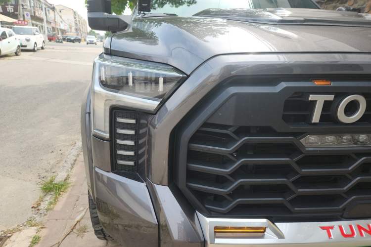 Used Toyota Tundra  Right Front Headlight