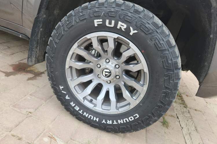 Used Toyota Tundra  Right Front Wheel Hub