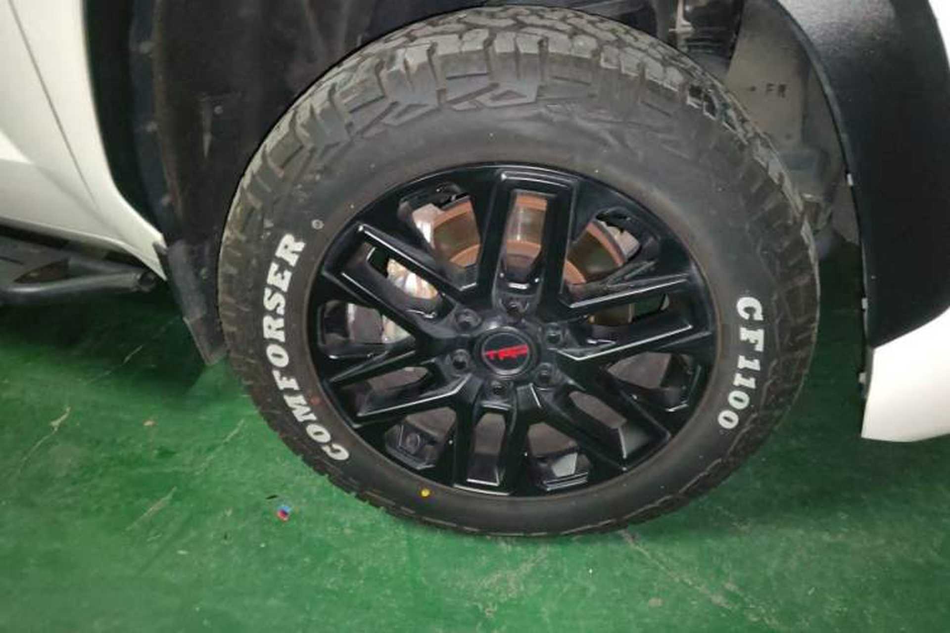 Used Toyota Tundra  Right Front Wheel Hub