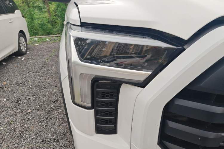 Used Toyota Tundra  Right Front Headlight