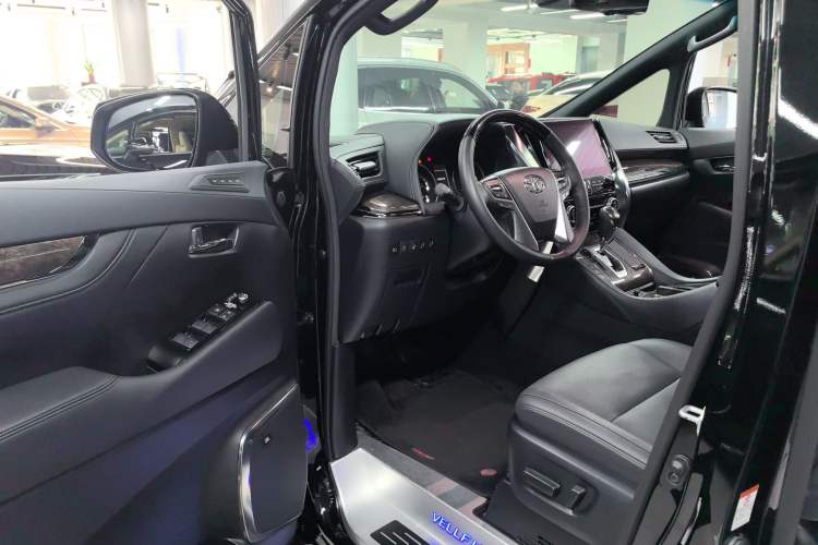 Used Toyota Vellfire 2021 Crown Dual-Engine 2.5L HV Prestige Edition Interior 2