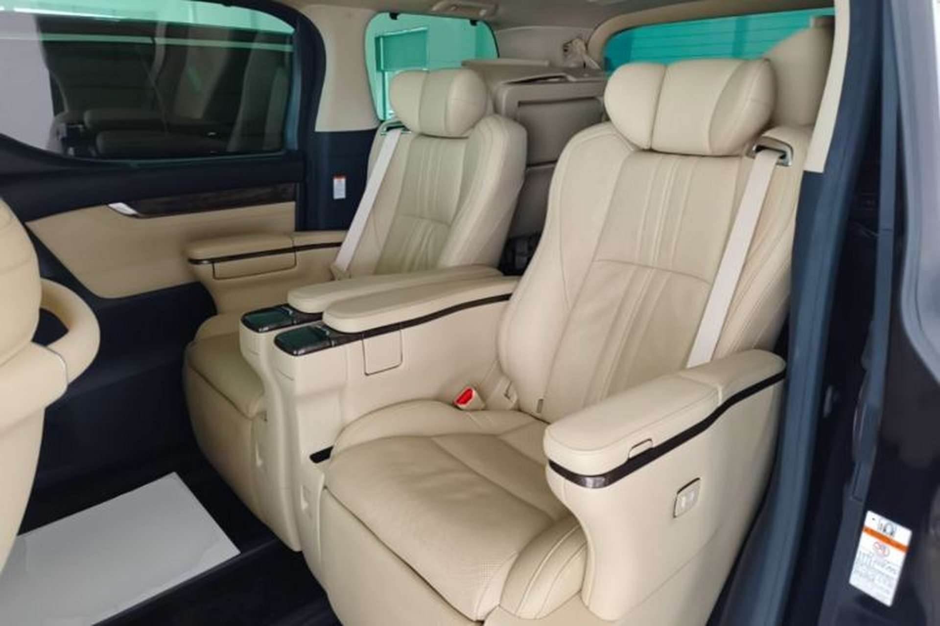 Used Toyota Vellfire 2019 Dual-Engine 2.5L HV Prestige Edition Left Rear Seat