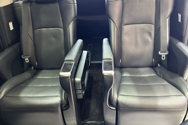 Used Toyota Vellfire 2019 Dual-Engine 2.5L HV Luxury Edition Interior 11