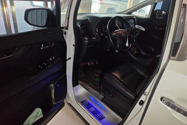 Used Toyota Vellfire 2019 Dual-Engine 2.5L HV Luxury Edition Interior 3