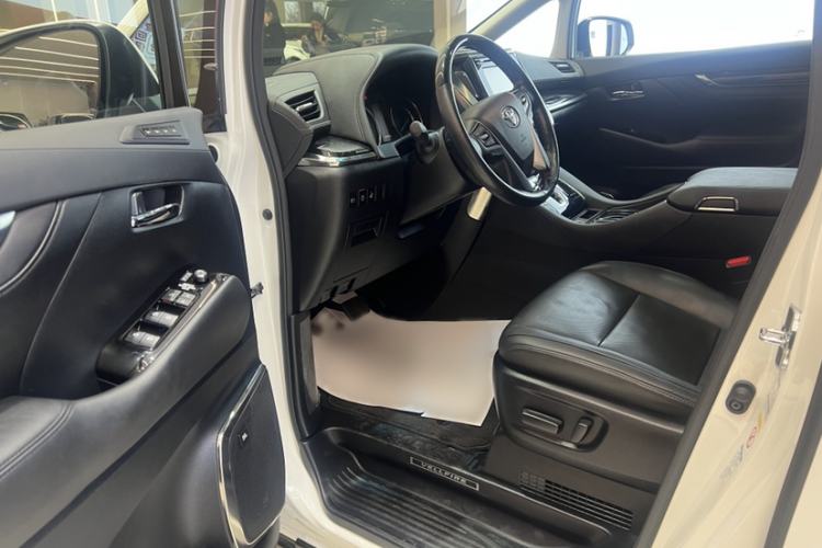 Used Toyota Vellfire 2019 Dual-Engine 2.5L HV Luxury Edition Interior 3