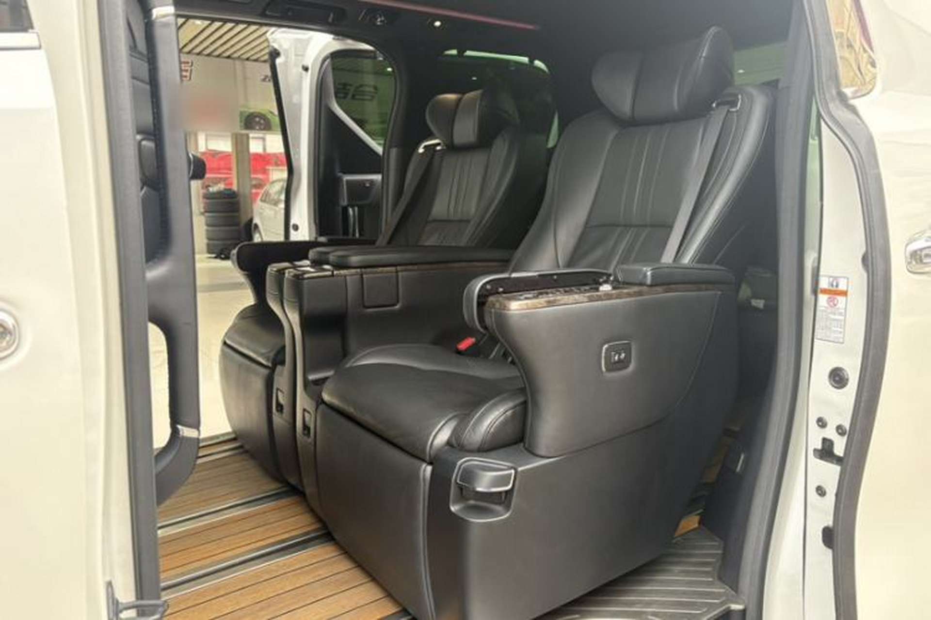 Used Toyota Vellfire 2019 Dual-Engine 2.5L HV Prestige Edition Interior 4