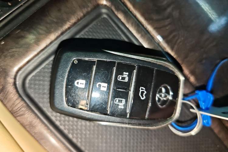 Used Toyota Vellfire 2019 Dual-Engine 2.5L HV Prestige Edition Vehicle Key