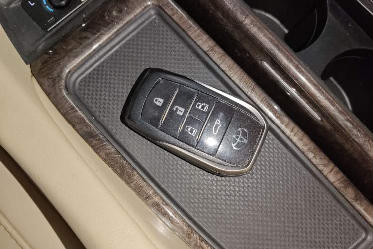 Used Toyota Vellfire 2019 Dual-Engine 2.5L HV Prestige Edition Vehicle Key