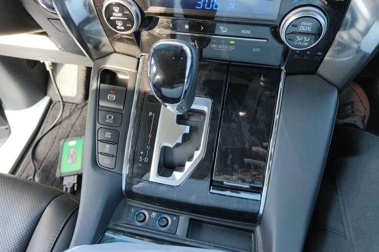 Used Toyota Vellfire 2020 Dual-Engine 2.5L HV Luxury Edition Gear Lever