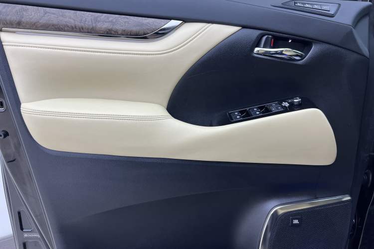 Used Toyota Vellfire 2020 Dual-Engine 2.5L HV Prestige Edition Interior 4
