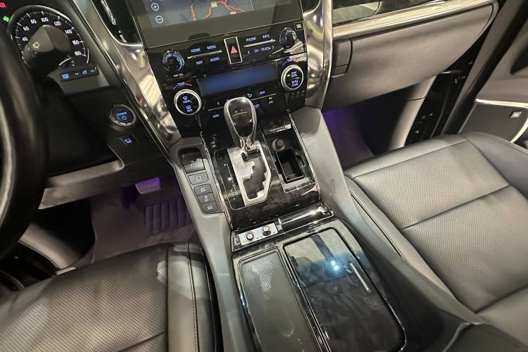 Used Toyota Vellfire 2020 Dual-Engine 2.5L HV Luxury Edition Interior 4