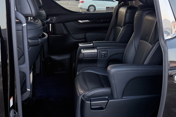 Used Toyota Vellfire 2020 Dual-Engine 2.5L HV Luxury Edition Interior 8