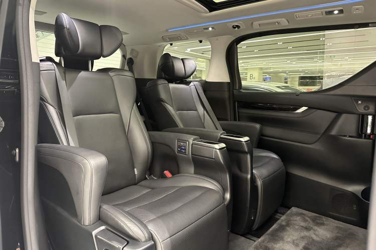 Used Toyota Vellfire 2020 Dual-Engine 2.5L HV Luxury Edition Interior 8