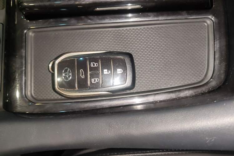 Used Toyota Vellfire 2020 Dual-Engine 2.5L HV Luxury Edition Vehicle Key