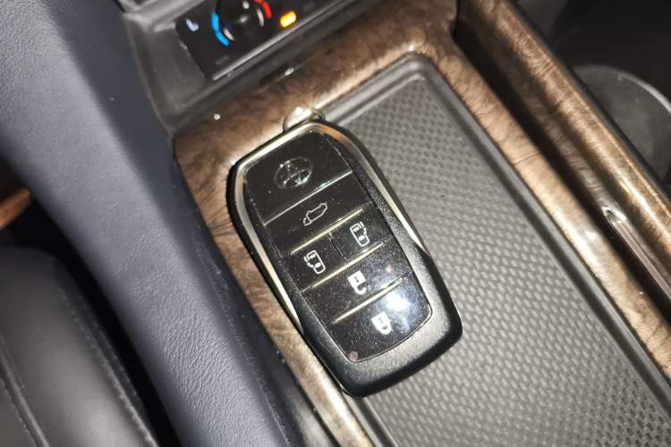 Used Toyota Vellfire 2020 Dual-Engine 2.5L HV Prestige Edition Vehicle Key