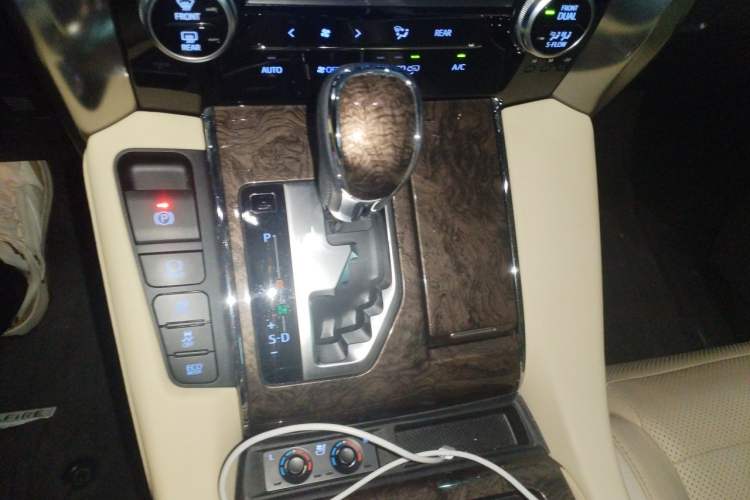 Used Toyota Vellfire 2020 Dual-Engine 2.5L HV Prestige Edition Gear Lever