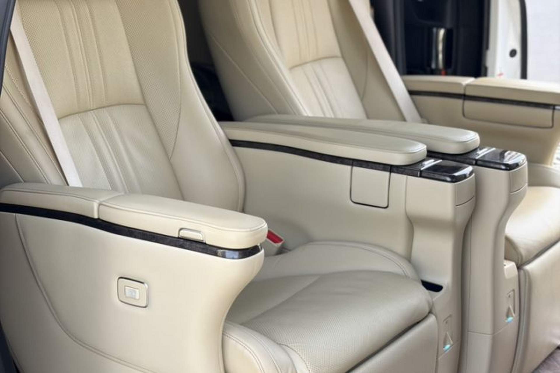 Used Toyota Vellfire 2020 Dual-Engine 2.5L HV Prestige Edition Interior 3