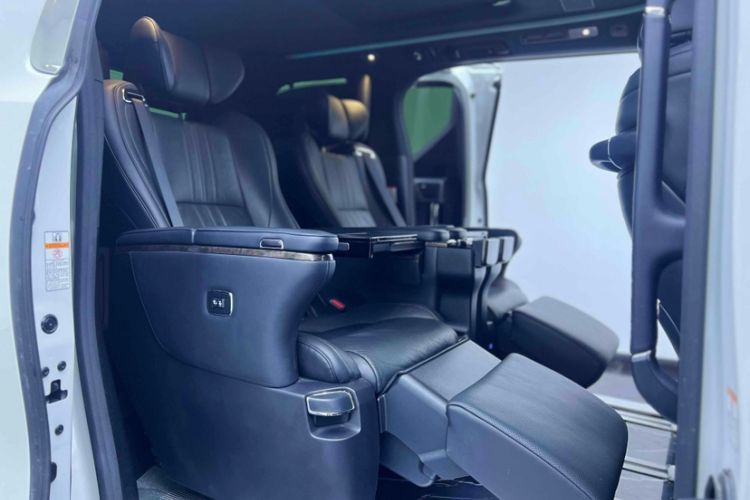 Used Toyota Vellfire 2020 Dual-Engine 2.5L HV Prestige Edition Interior 4