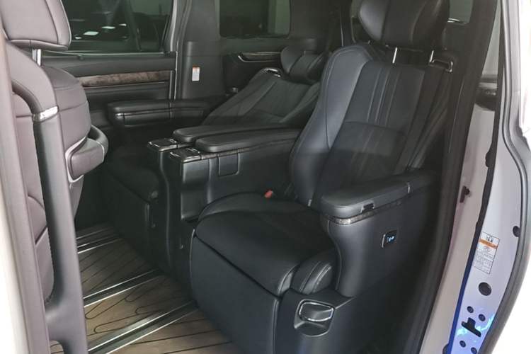 Used Toyota Vellfire 2020 Dual-Engine 2.5L HV Prestige Edition Left Rear Seat