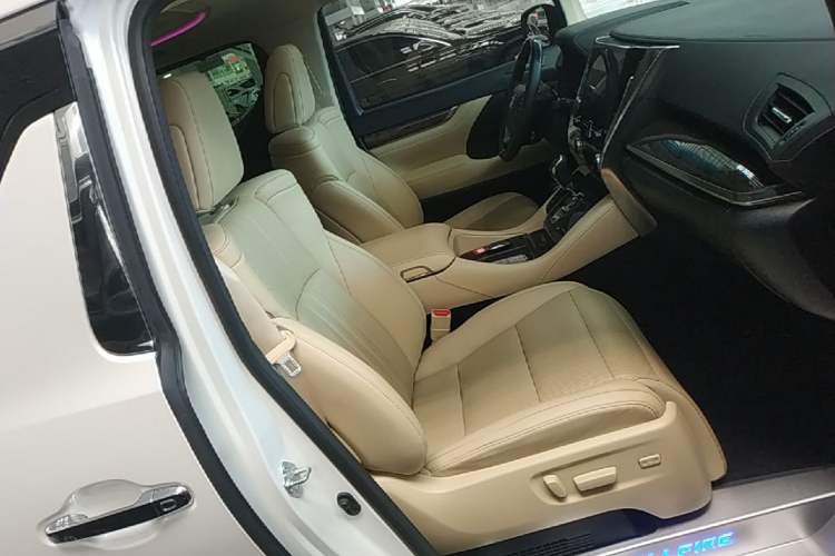 Used Toyota Vellfire 2020 Dual-Engine 2.5L HV Prestige Edition Right Front Seat