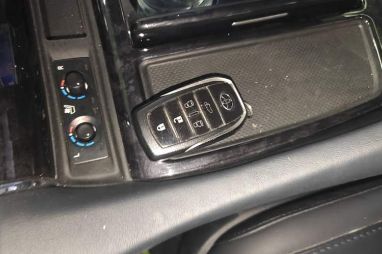 Used Toyota Vellfire 2020 Dual-Engine 2.5L HV Luxury Edition Vehicle Key