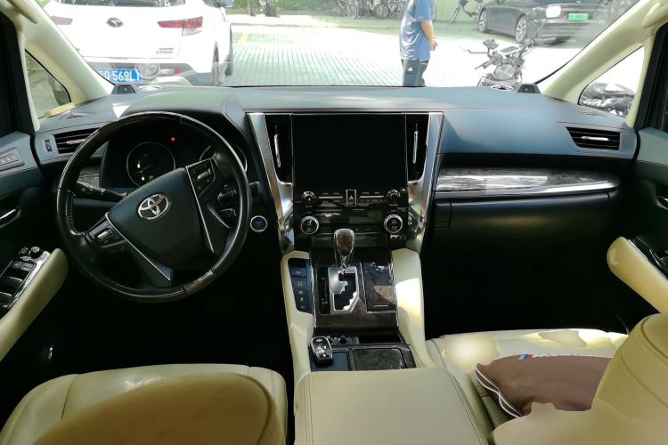 Used Toyota Vellfire 2021 Crown Dual-Engine 2.5L HV Supreme Edition Center Console