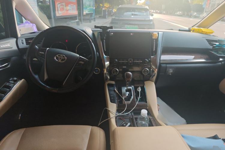 Used Toyota Vellfire 2021 Crown Dual-Engine 2.5L HV Supreme Edition Center Console