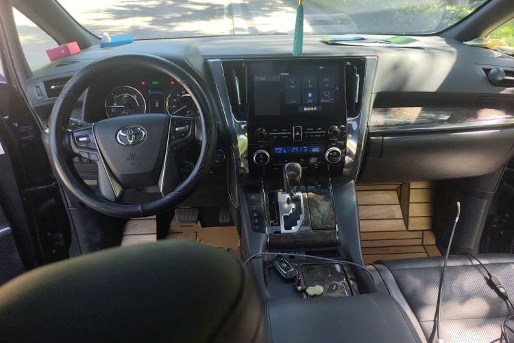 Used Toyota Vellfire 2021 Crown Dual-Engine 2.5L HV Supreme Edition Center Console
