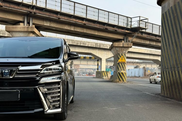 Used Toyota Vellfire 2021 Crown Dual-Engine 2.5L HV Supreme Edition Exterior 1