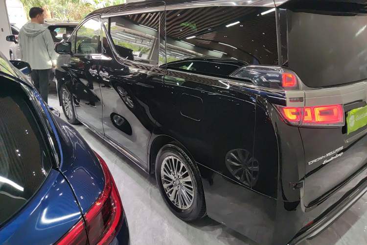 Used Toyota Vellfire 2021 Crown Dual-Engine 2.5L HV Prestige Edition Exterior 2