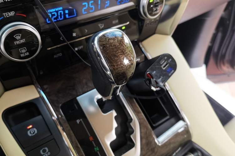 Used Toyota Vellfire 2021 Crown Dual-Engine 2.5L HV Supreme Edition Gear Lever