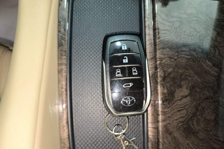 Used Toyota Vellfire 2021 Crown Dual-Engine 2.5L HV Supreme Edition Interior 1