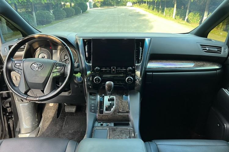 Used Toyota Vellfire 2021 Crown Dual-Engine 2.5L HV Supreme Edition Interior 2