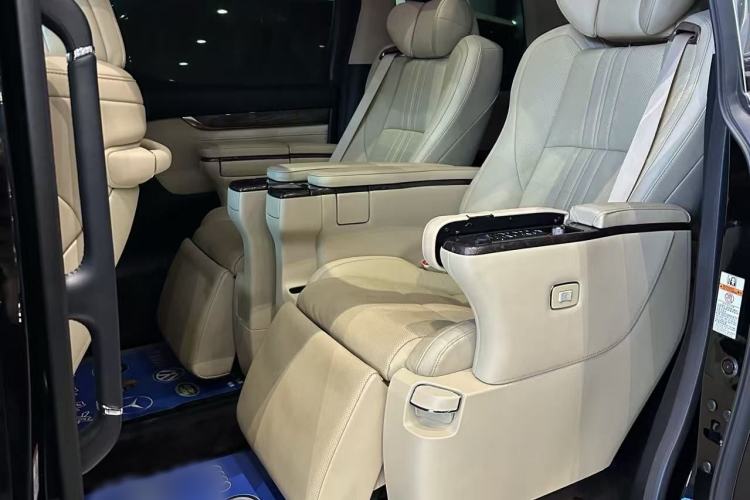 Used Toyota Vellfire 2021 Crown Dual-Engine 2.5L HV Supreme Edition Interior 2
