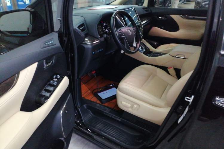 Used Toyota Vellfire 2021 Crown Dual-Engine 2.5L HV Supreme Edition Interior 3