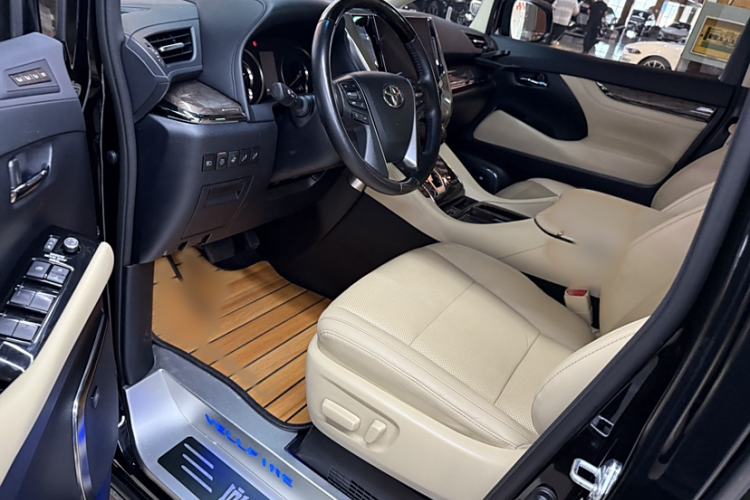 Used Toyota Vellfire 2021 Crown Dual-Engine 2.5L HV Supreme Edition Interior 4