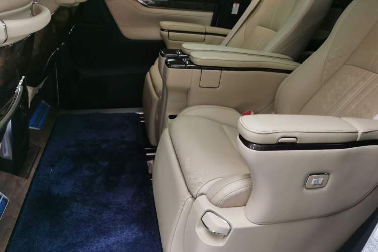 Used Toyota Vellfire 2021 Crown Dual-Engine 2.5L HV Supreme Edition Interior 4