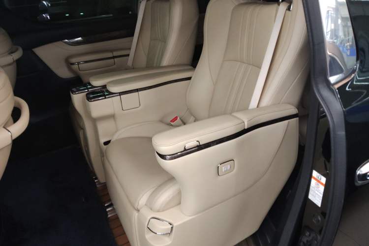 Used Toyota Vellfire 2021 Crown Dual-Engine 2.5L HV Prestige Edition Interior 4