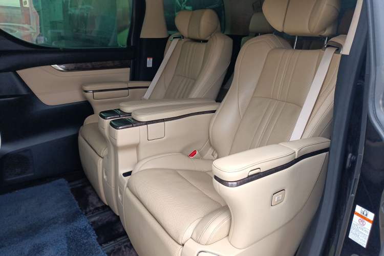 Used Toyota Vellfire 2021 Crown Dual-Engine 2.5L HV Prestige Edition Interior 4