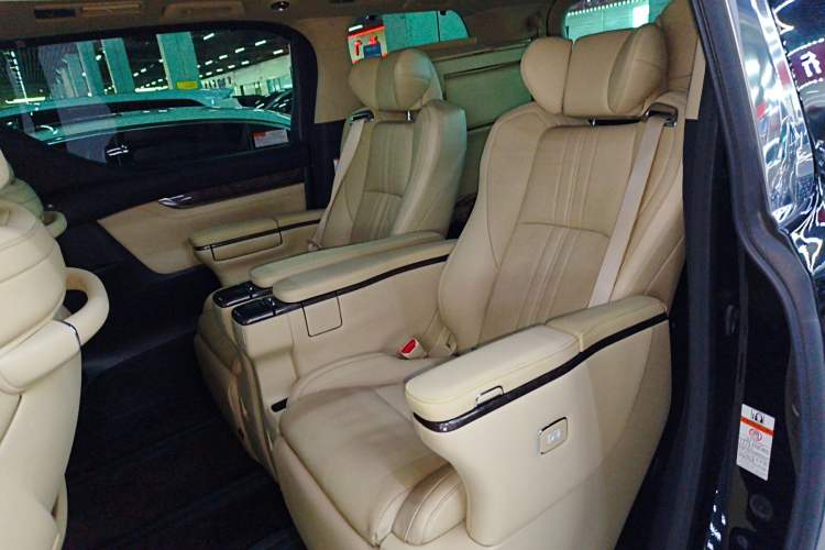 Used Toyota Vellfire 2021 Crown Dual-Engine 2.5L HV Prestige Edition Interior 4