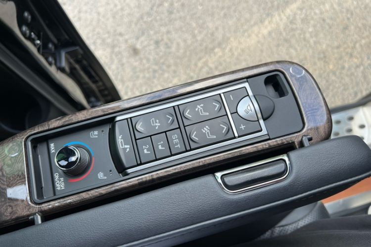 Used Toyota Vellfire 2021 Crown Dual-Engine 2.5L HV Supreme Edition Interior 6