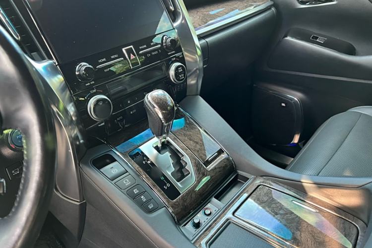Used Toyota Vellfire 2021 Crown Dual-Engine 2.5L HV Supreme Edition Interior 7