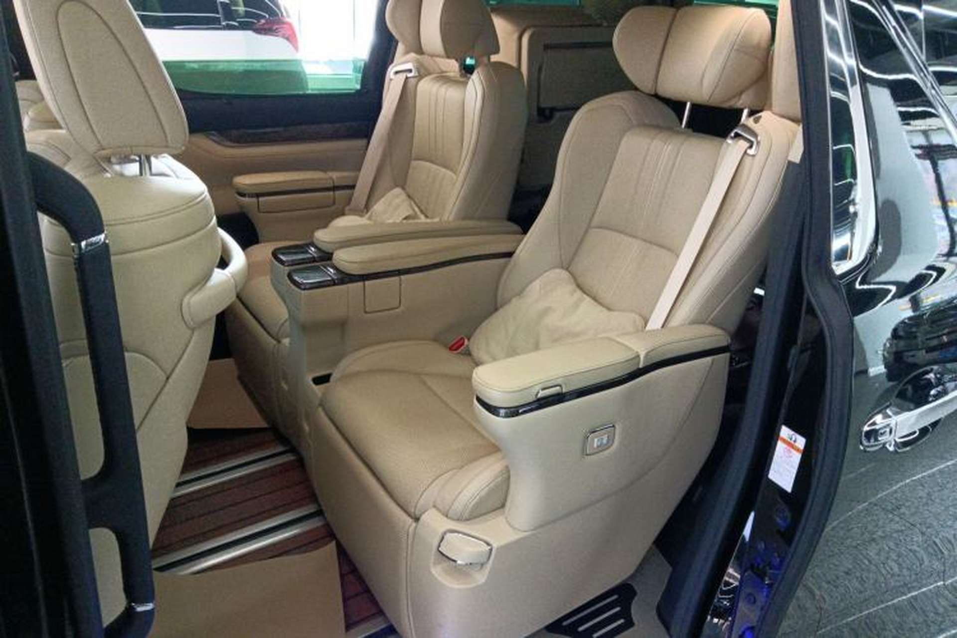 Used Toyota Vellfire 2021 Crown Dual-Engine 2.5L HV Prestige Edition Left Rear Seat