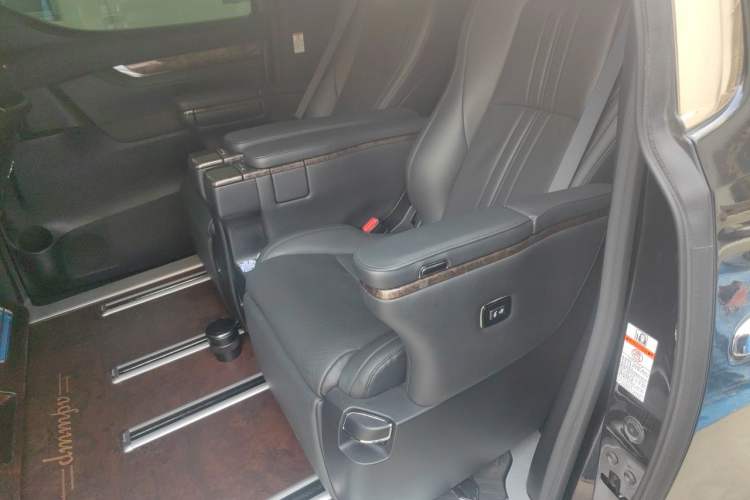 Used Toyota Vellfire 2021 Crown Dual-Engine 2.5L HV Supreme Edition Left Rear Seat