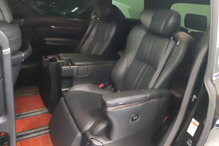 Used Toyota Vellfire 2021 Crown Dual-Engine 2.5L HV Prestige Edition Left Rear Seat
